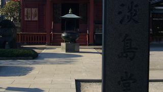 一番奥に朱色のお堂がみえます