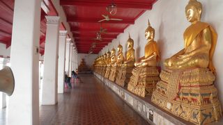 金色の仏像が並ぶ