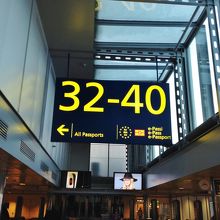 自動出国手続きの機械が並んでます