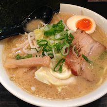 濃厚とんこつ醤油ラーメン（大盛無料サービス）