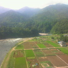 夏は両岸が鮮やかな新緑に包まれます。