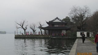 秋の月の綺麗な夜に西湖の畔の楼閣から眺める景色なのだが普段でも風光明媚です。