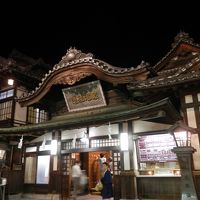 シャワーもありますが、近くの道後温泉へ