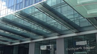 ショッピングセンターというよりオフィスビルというかんじ