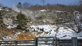 「新湯爆裂噴火跡」では今も温泉が噴出しています