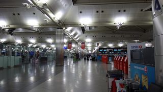 やや使いにくい印象の空港