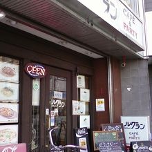 外観は昔からあるカフェといった感じです。