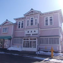 とても銭湯とは思えない外観です