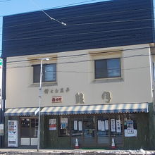 お店の外観（市電沿線にあります）