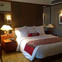 赤いリネンが印象的なベッドルーム