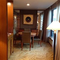 室内にちょっとした食事ができそうなテーブルと椅子のコーナーが