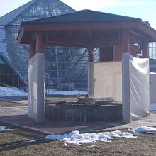 温室の横にある足湯の様子