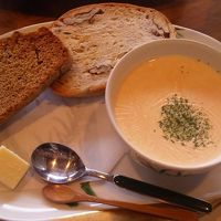 朝食。洋定食のポタージュ、自家製パンなど