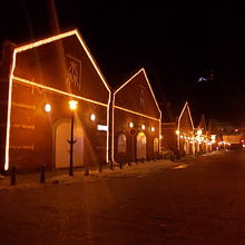 ライトアップされた赤レンガ倉庫群の様子