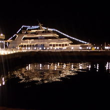 ベイエリアには光り輝く遊覧船のロマンティックな風景も！