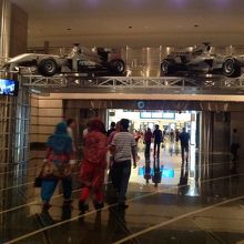 入り口にかっこいい自動車が