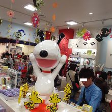 お店の中央にあるスヌーピーオブジェ