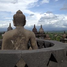 小さなストゥーパの中には仏像が入ってます。