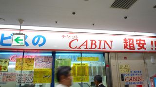 店内に入らなくても通路から見れるのが良い