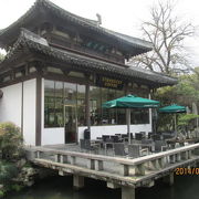 西湖十景の一つ曲院風荷です。蘇堤と楊公堤の間に挟まれた湖水の中の庭園です。