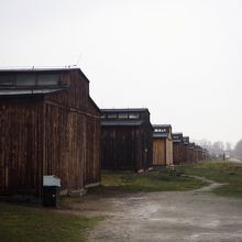 急激に収容者が増えたため、木造のバラックも建てられた。