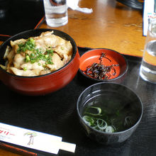 食堂の生姜焼き丼