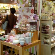 ぎっしりと商品が並んでいます