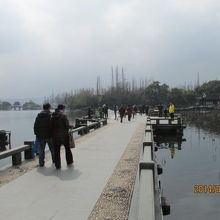 西湖の中を行く道。