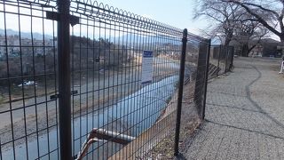 富岡製糸場の脇を流れています