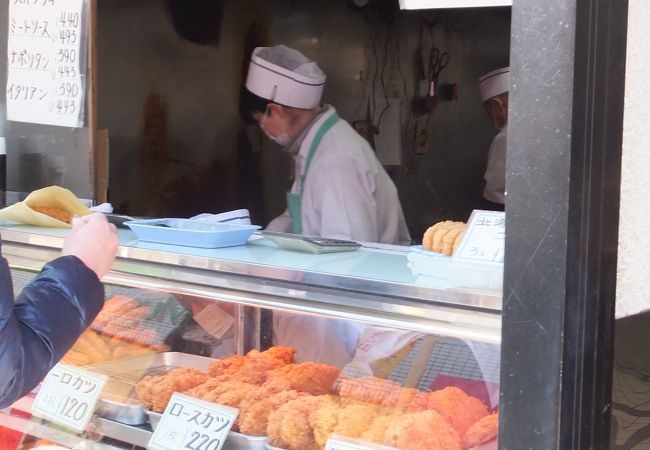 糀谷商店街のほぼ中央にあるお肉屋さん。コロッケなどが大人気。