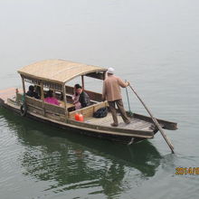 蘇堤の脇を手こぎ舟が進みます。