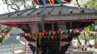 ペワ湖の遊覧で寄ります