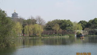 西湖十景の一つ、建物は池に面して建てられています。紅魚池の鯉を見る為です。