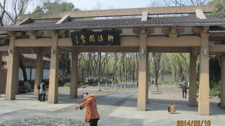 西湖十景の一つ、梅に鶯で無く柳に鶯です。