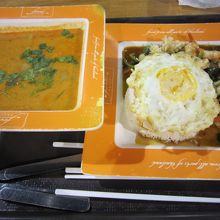 フードコートでの食事