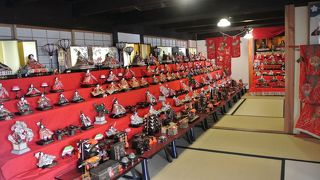 はす向かいの山村家とともに、無料公開中。ひな人形がすごい！