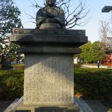 観音堂の西側にある瓜生岩子像