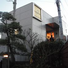 前の道路からだとお店はこの様に見えます。