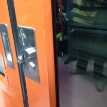 ドアの開閉は手動です