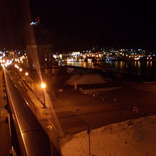 橋の歩道から望むベイエリアの夜景