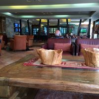 ツアーを待つのもゆったりできるロビー