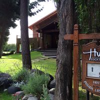 フィットネスジムやプールのある棟とミニゴルフのできる芝生