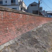 羽田の渡し跡付近の道路沿いに、昔のレンガ造りの堤防が残っています