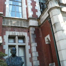 図書館旧館の入口横に胸像があります。