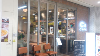 公園口前のカフェ