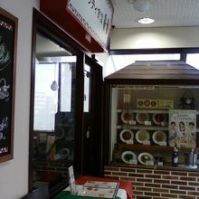お店の入り口そばです。