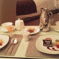 結婚記念日のお祝いのサプライズデザートです