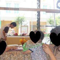 窓の向こうはドンコイ通りとヴェルサーチ