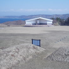 奥に見えるのが屋外ステージです