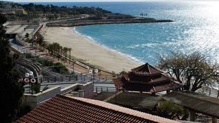 天候さえよければ、高台下に広がるビーチや地中海の眺めが楽しめます